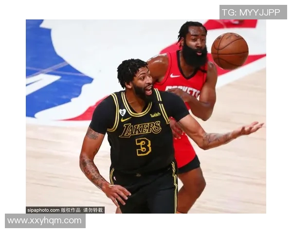 用碎手机的足球明星如何在逆境中重拾信心与荣耀的故事